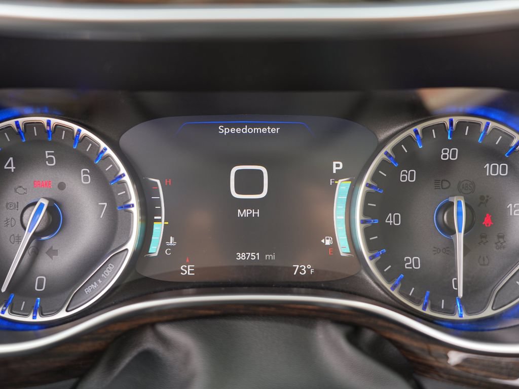 Used 2024 Chrysler Pacifica Limited FWD image 30