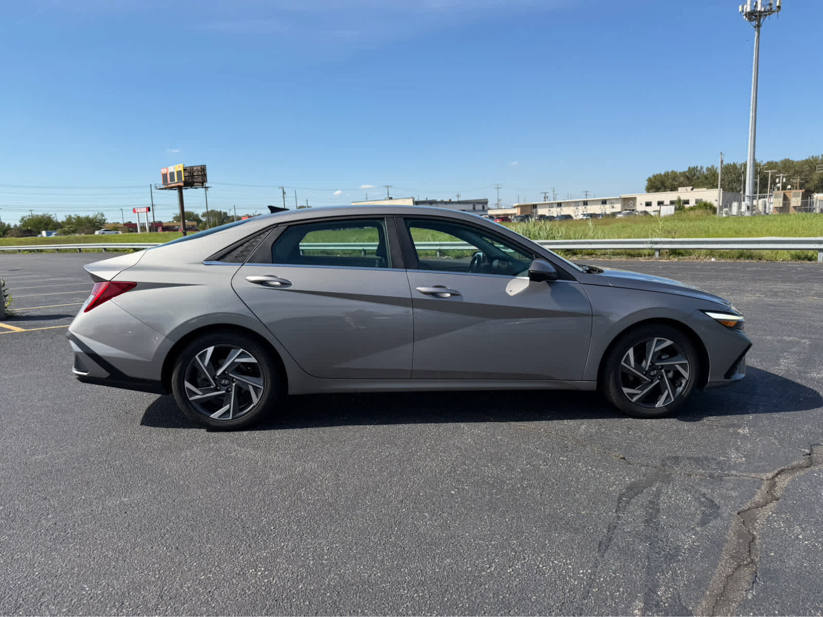 Used 2024 Hyundai Elantra Limited FWD image 9