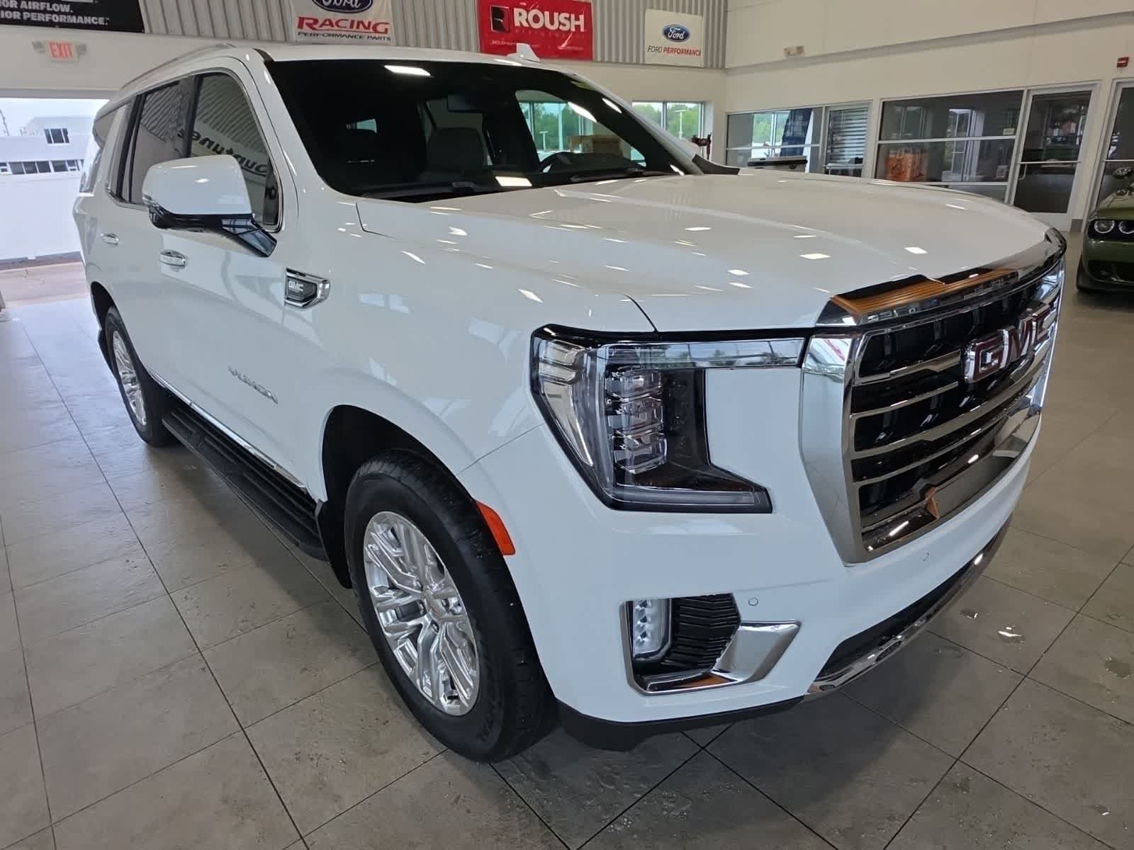 Used 2024 GMC Yukon SLT w/ SLT Premium Package AWD/4WD image 5