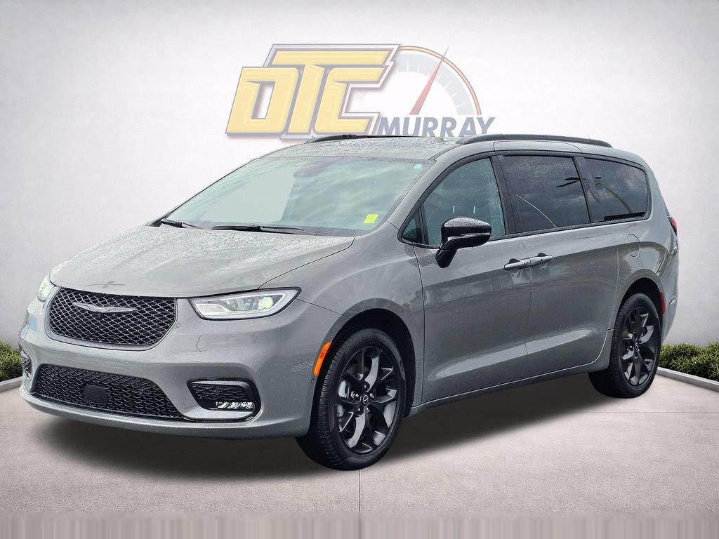 Used 2025 Chrysler Pacifica Limited AWD/4WD image 2
