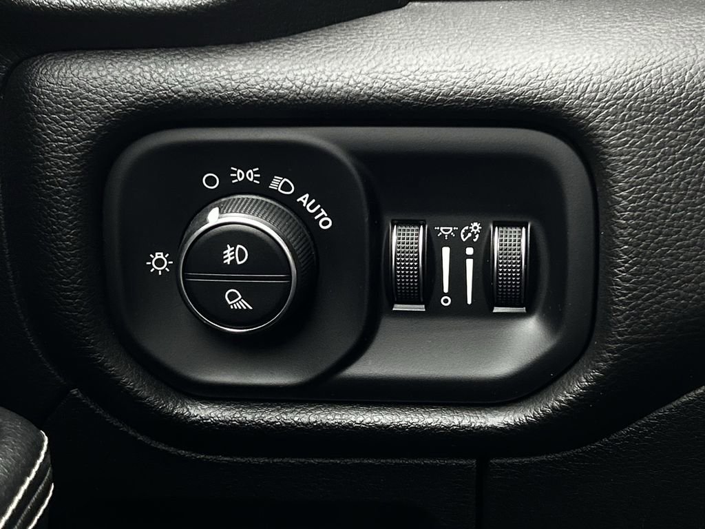 Used 2025 RAM 1500 Laramie AWD/4WD image 27
