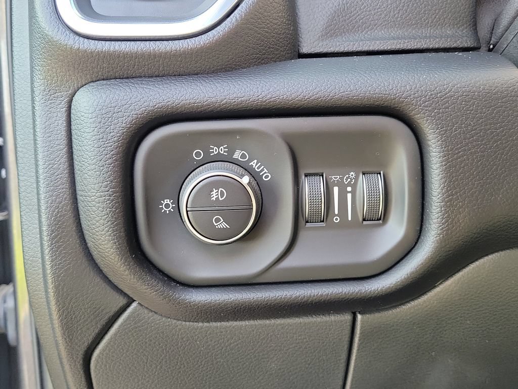 Used 2025 RAM 2500 Laramie AWD/4WD image 13
