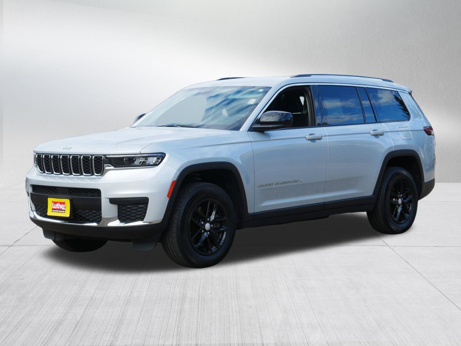 Used 2023 Jeep Grand Cherokee L Laredo image 3