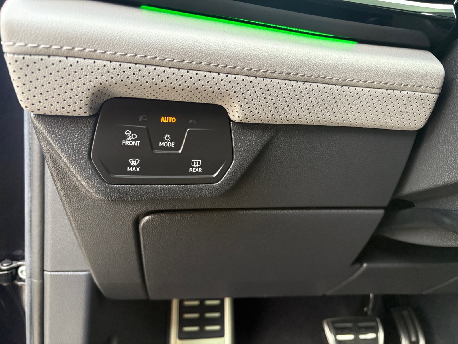 Certified 2024 Volkswagen Atlas Peak Edition SE AWD/4WD image 24