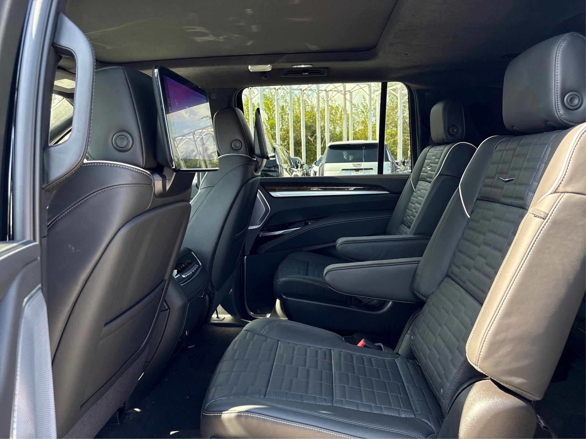 New 2026 Cadillac Escalade ESV Platinum Sport w/ LPO, ONYX Package image 10