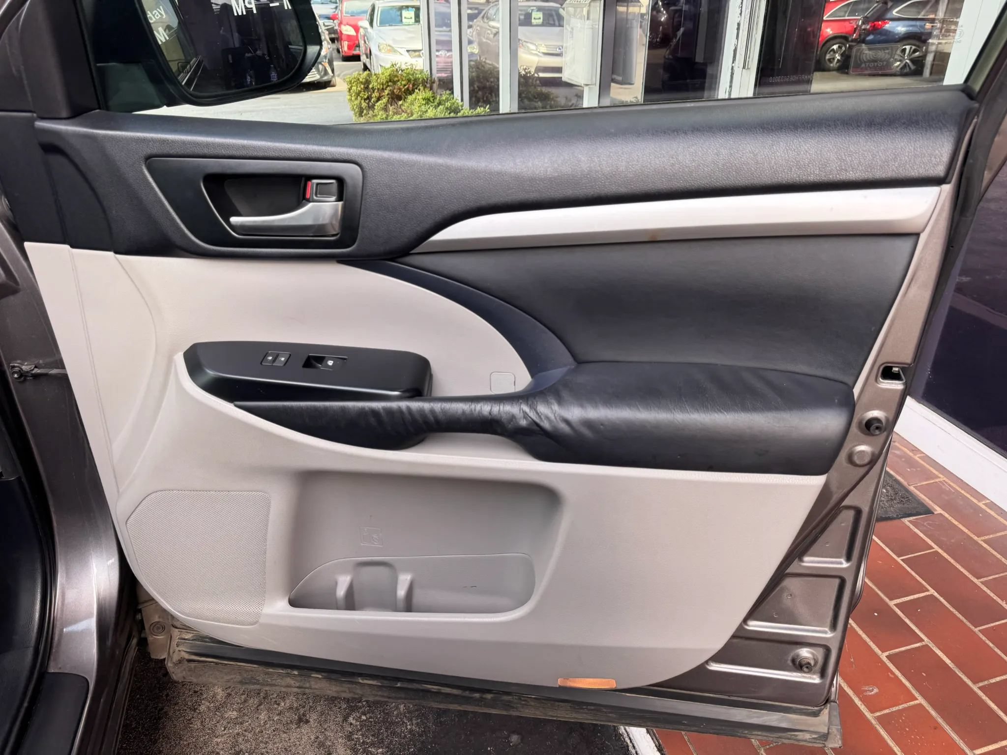 Used 2014 Toyota Highlander XLE FWD image 28