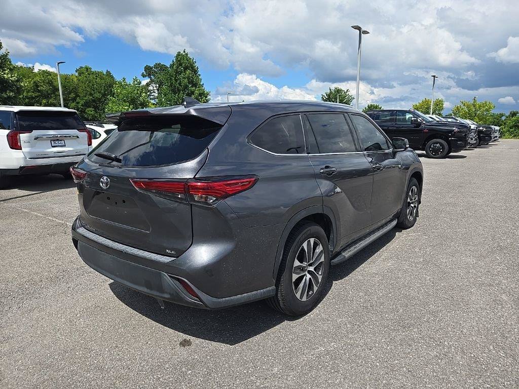 Used 2022 Toyota Highlander XLE FWD image 7
