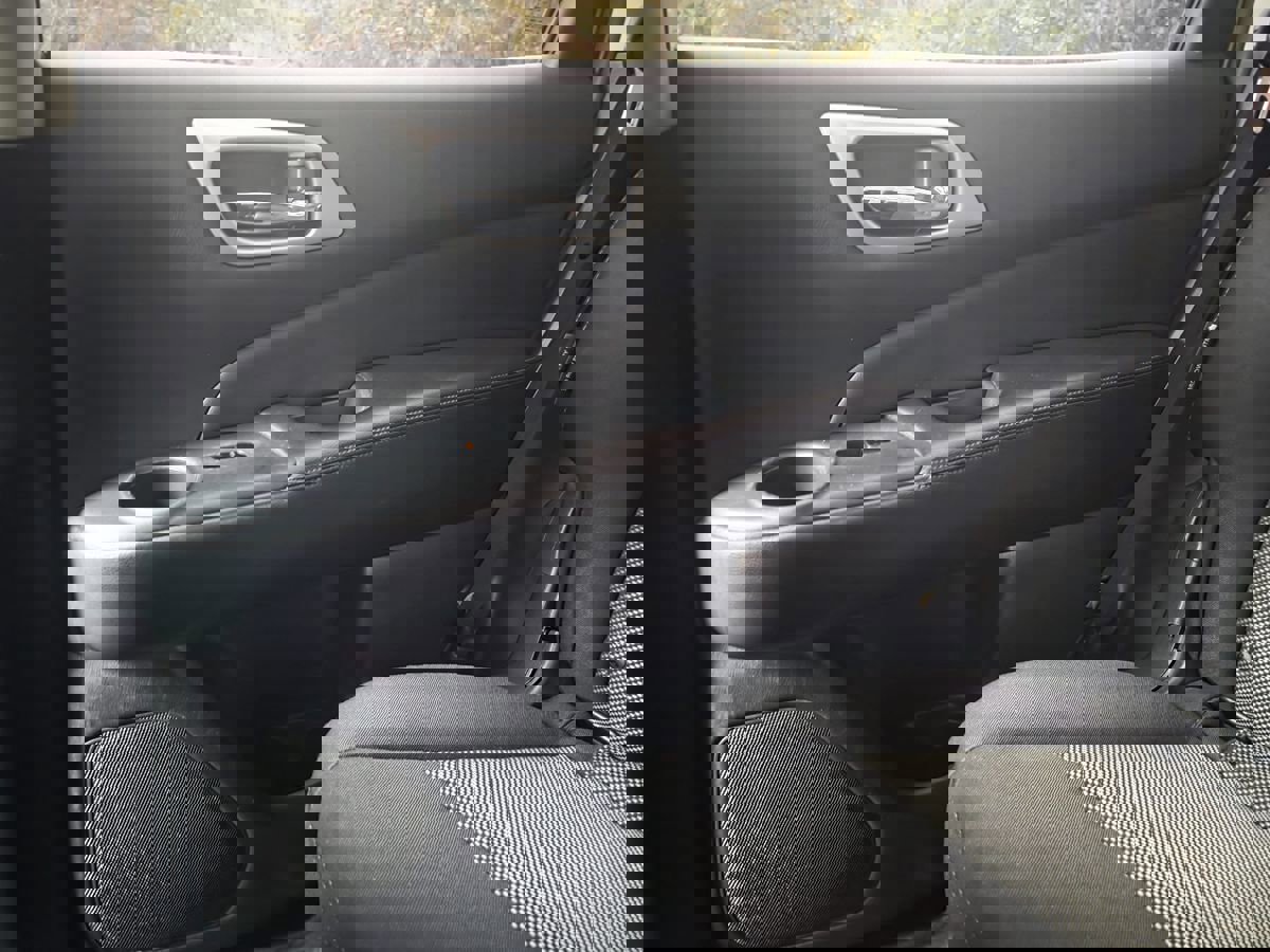 Used 2019 Nissan Pathfinder SV image 19