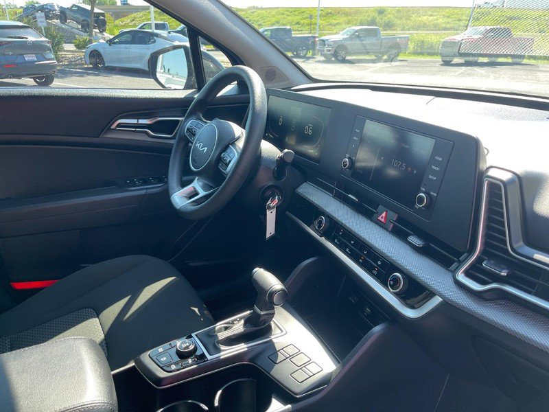 Used 2024 Kia Sportage LX AWD/4WD image 4
