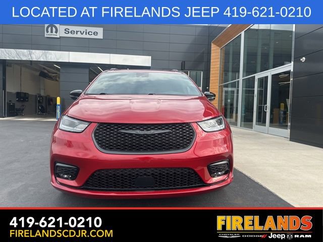 Used 2024 Chrysler Pacifica Limited w/ S Appearance Package FWD image 2