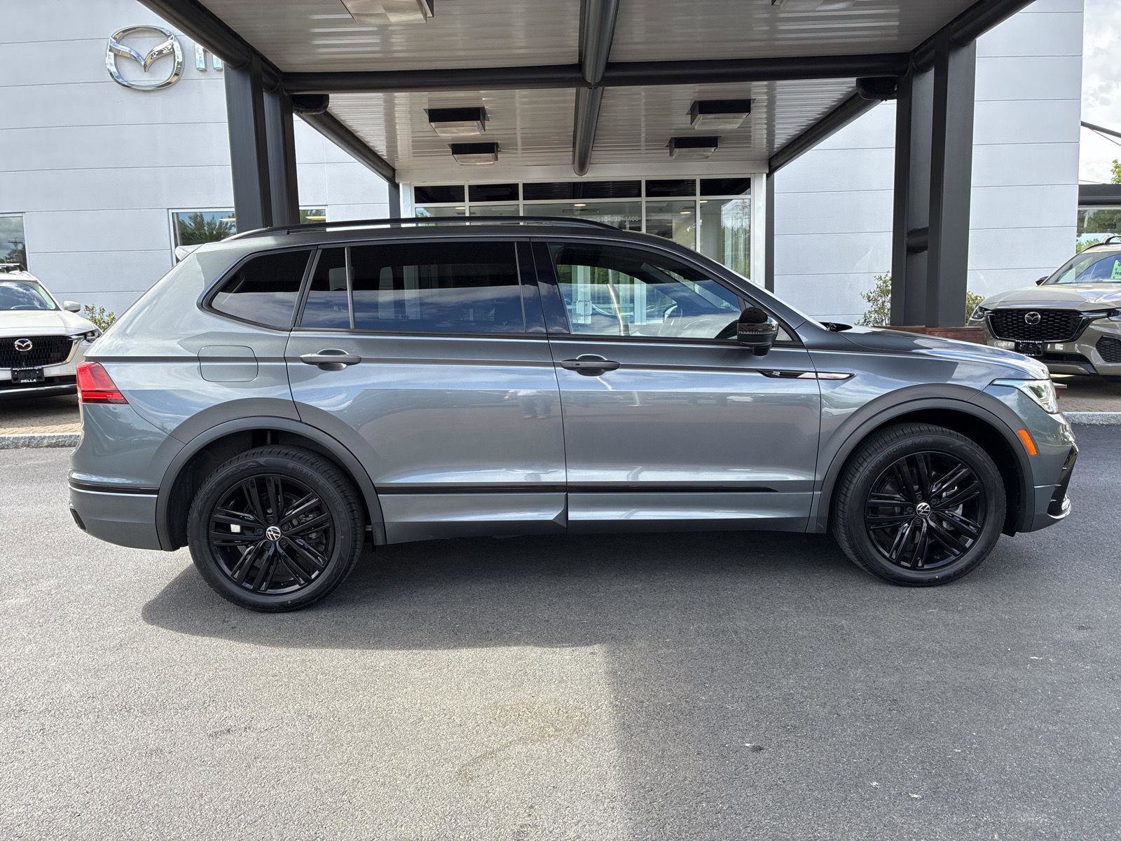 Used 2022 Volkswagen Tiguan SE R-Line AWD/4WD image 8