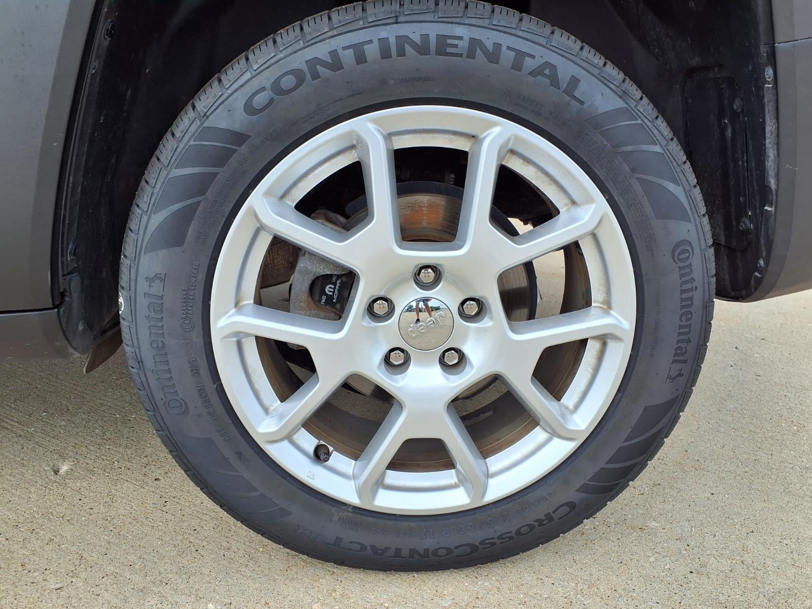 Certified 2019 Jeep Renegade Latitude w/ Cold Weather Group AWD/4WD image 32