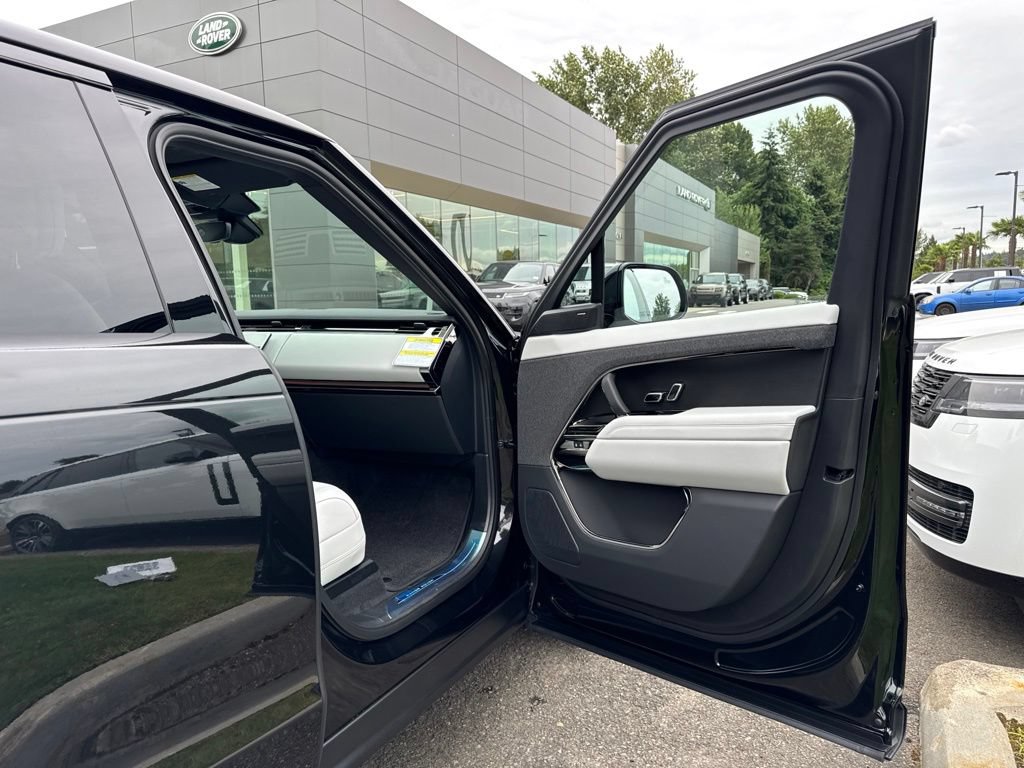 New 2026 Land Rover Range Rover Sport SE AWD/4WD image 15
