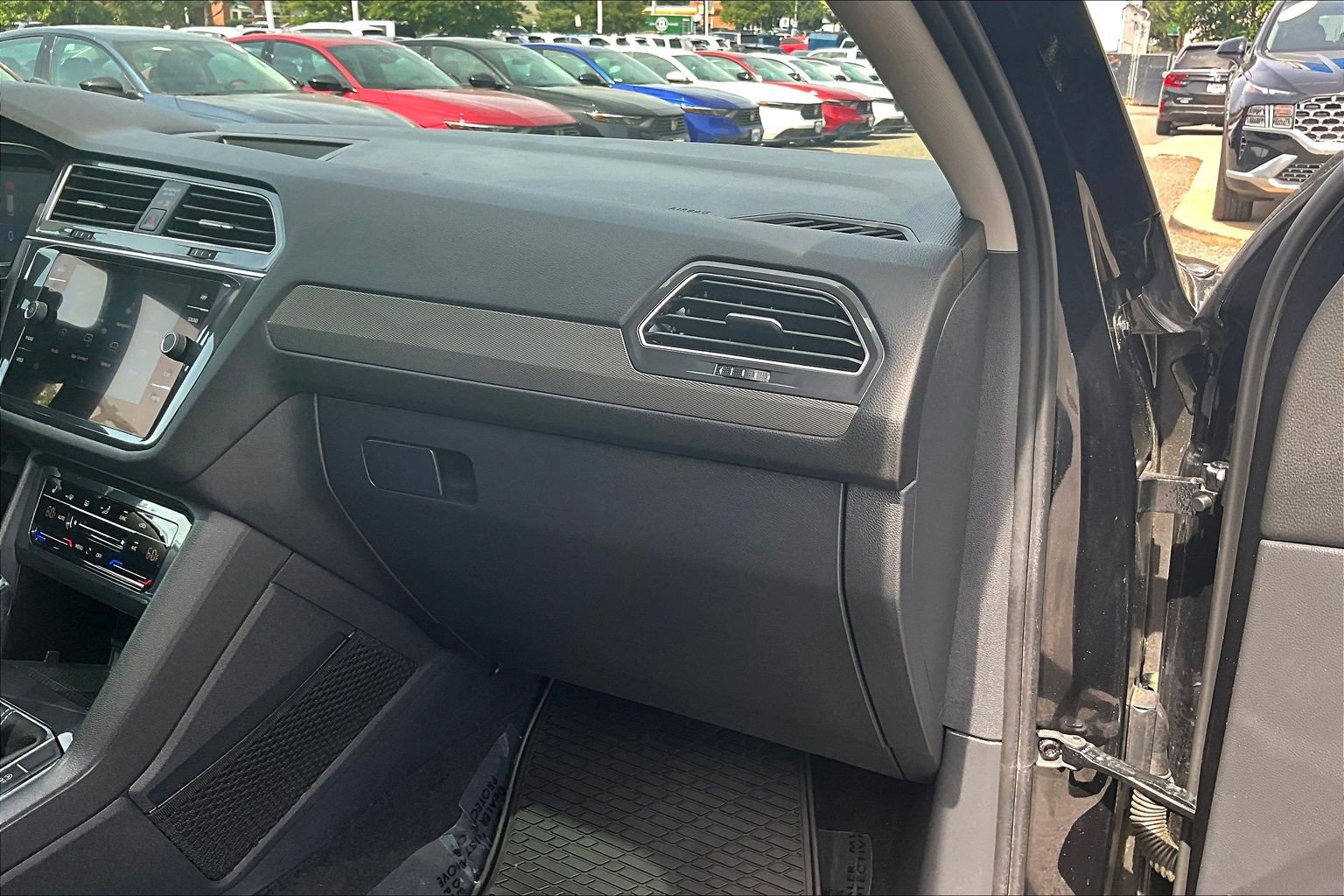 Used 2022 Volkswagen Tiguan SE w/ Panoramic Sunroof Package AWD/4WD image 16
