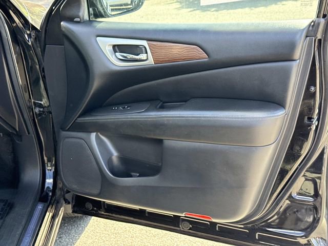 Used 2017 Nissan Pathfinder Platinum w/ Family Entertainment Package AWD/4WD image 8