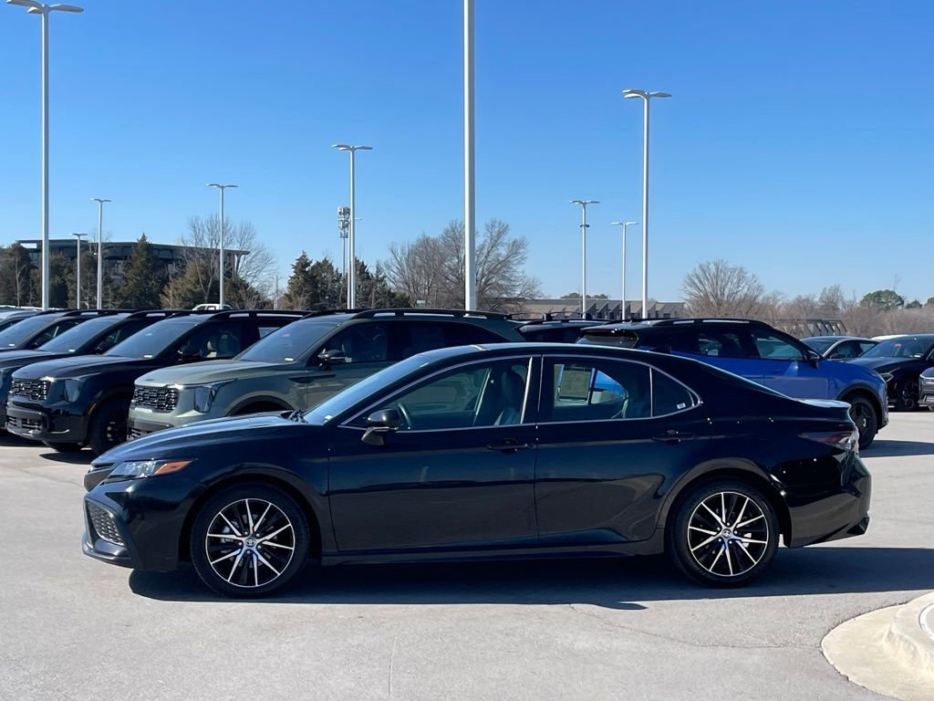Used 2024 Toyota Camry SE image 4