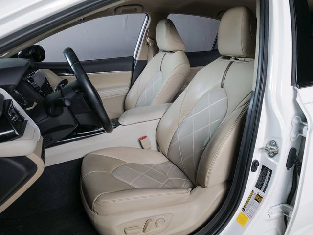 Used 2019 Toyota Camry XLE w/ Navigation Package image 5