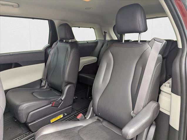 Used 2024 Kia Carnival EX image 20