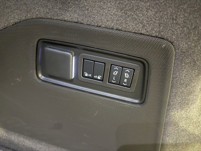 Used 2025 Cadillac Escalade Premium Luxury image 16