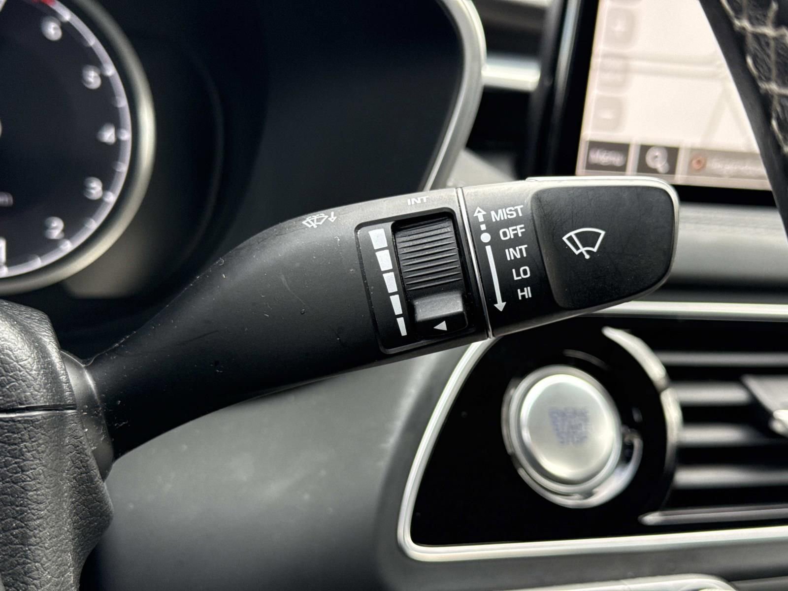 Used 2023 Genesis G70 2.0T image 16