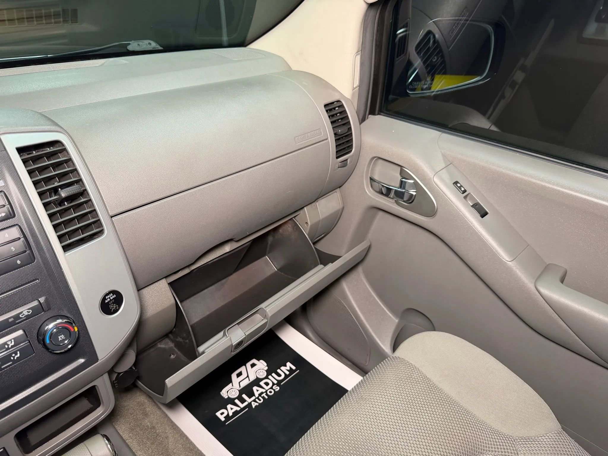 Used 2010 Nissan Frontier SE image 37