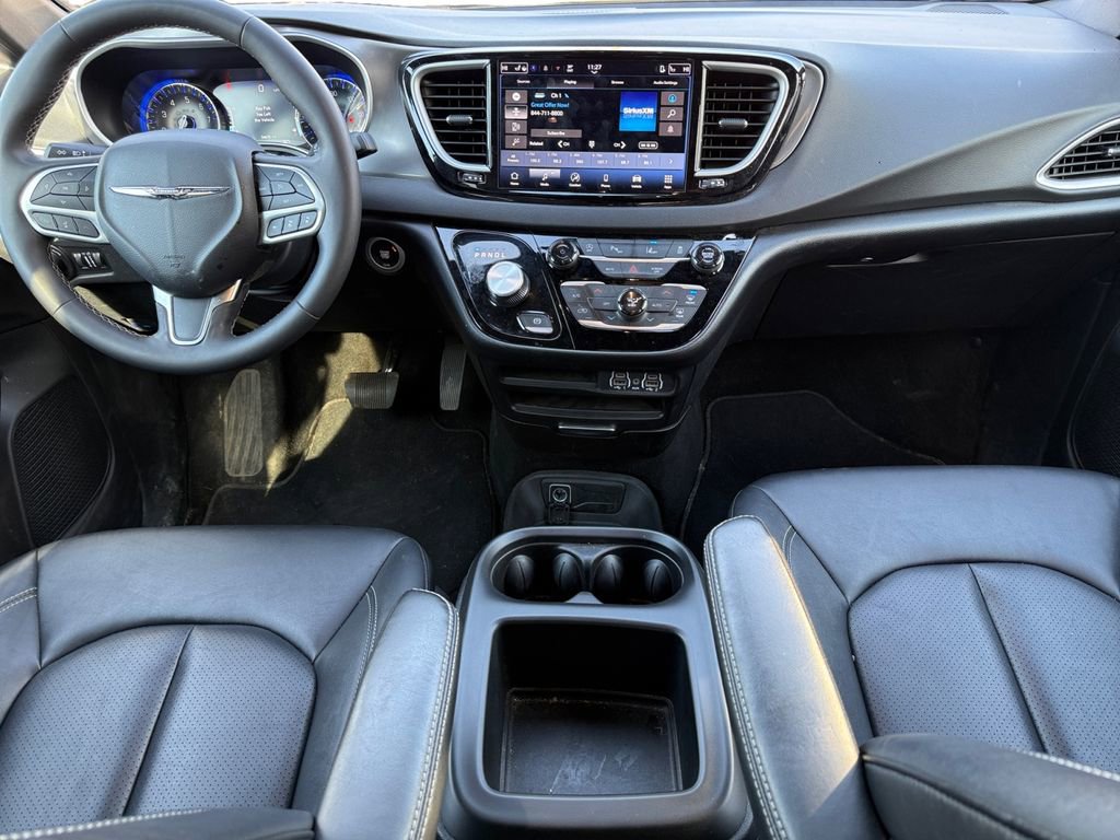 Used 2025 Chrysler Pacifica Select image 10