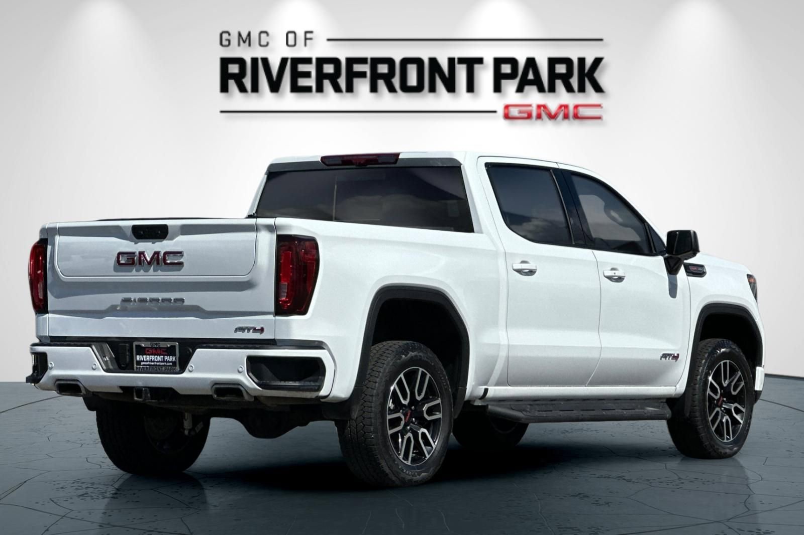 Used 2025 GMC Sierra 1500 AT4 w/ AT4 Premium Package AWD/4WD image 3
