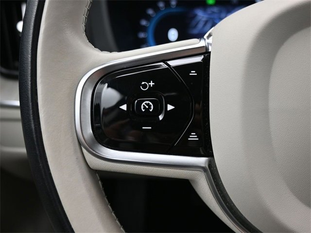 Used 2023 Volvo XC60 B5 Plus image 31