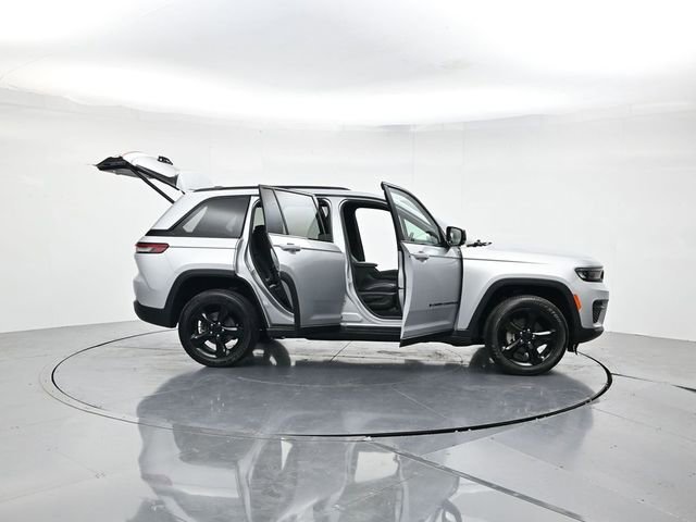 Used 2024 Jeep Grand Cherokee Altitude image 46