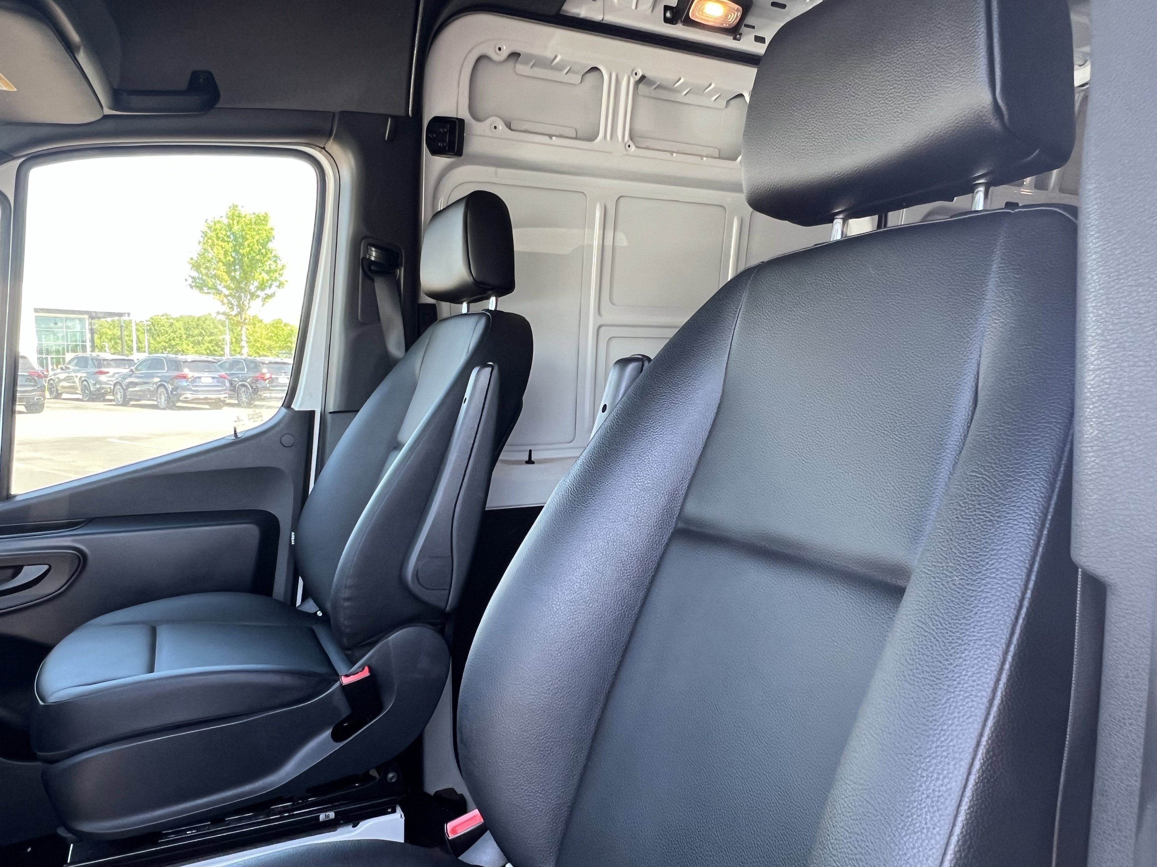 Used 2022 Mercedes-Benz Sprinter 2500 image 16