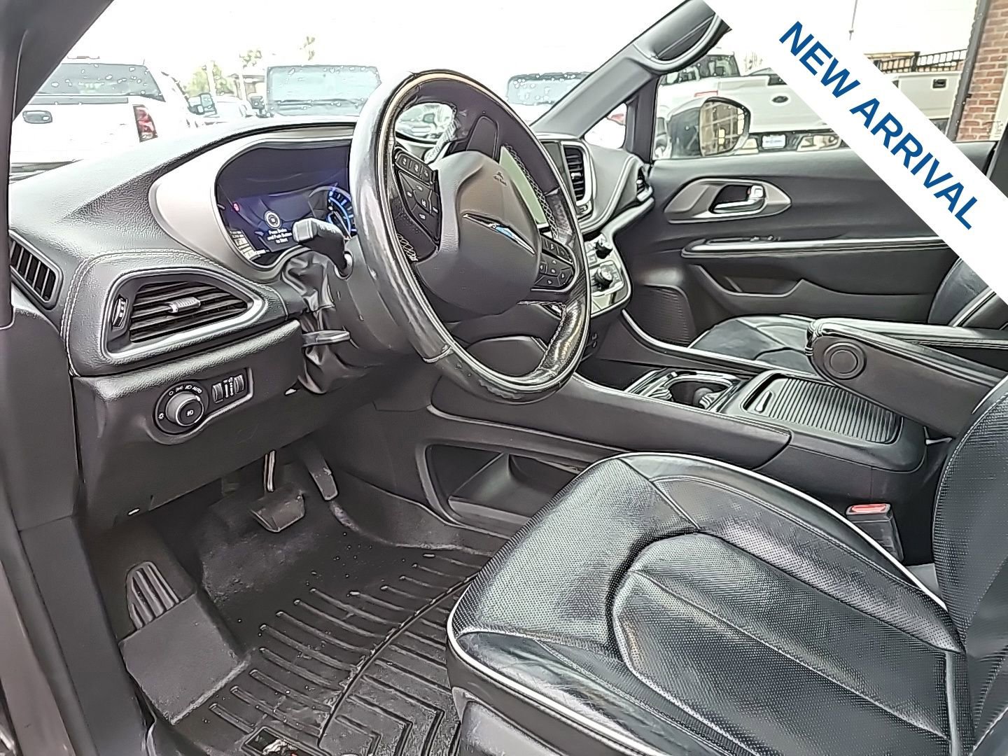 Used 2021 Chrysler Pacifica Limited w/ Uconnect Theater Family Group image 10