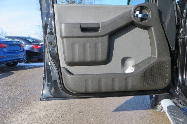 Used 2015 Nissan Xterra S w/ Value Package AWD/4WD image 34