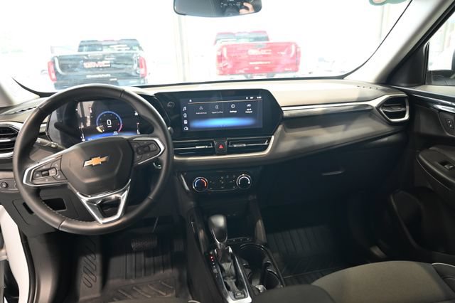 Certified 2025 Chevrolet TrailBlazer LT w/ LT Cold Weather Package FWD image 12
