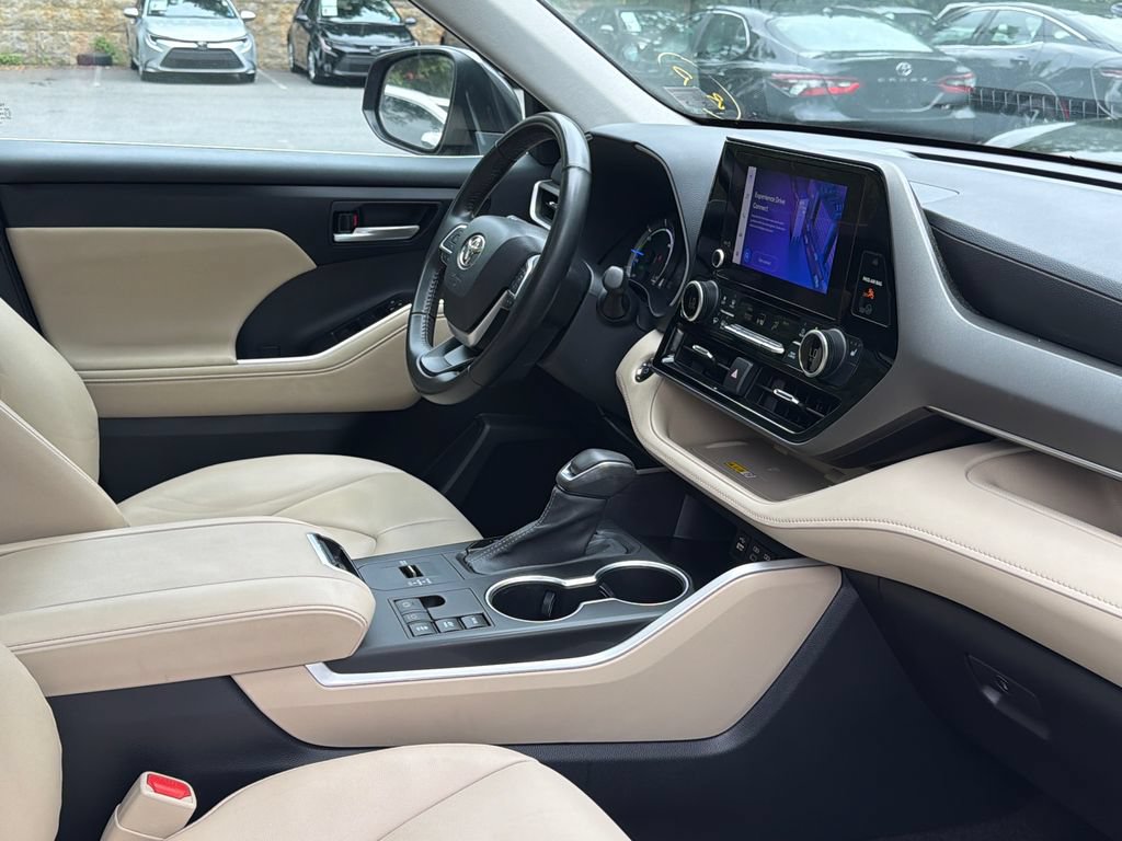Used 2023 Toyota Highlander XLE AWD/4WD image 13