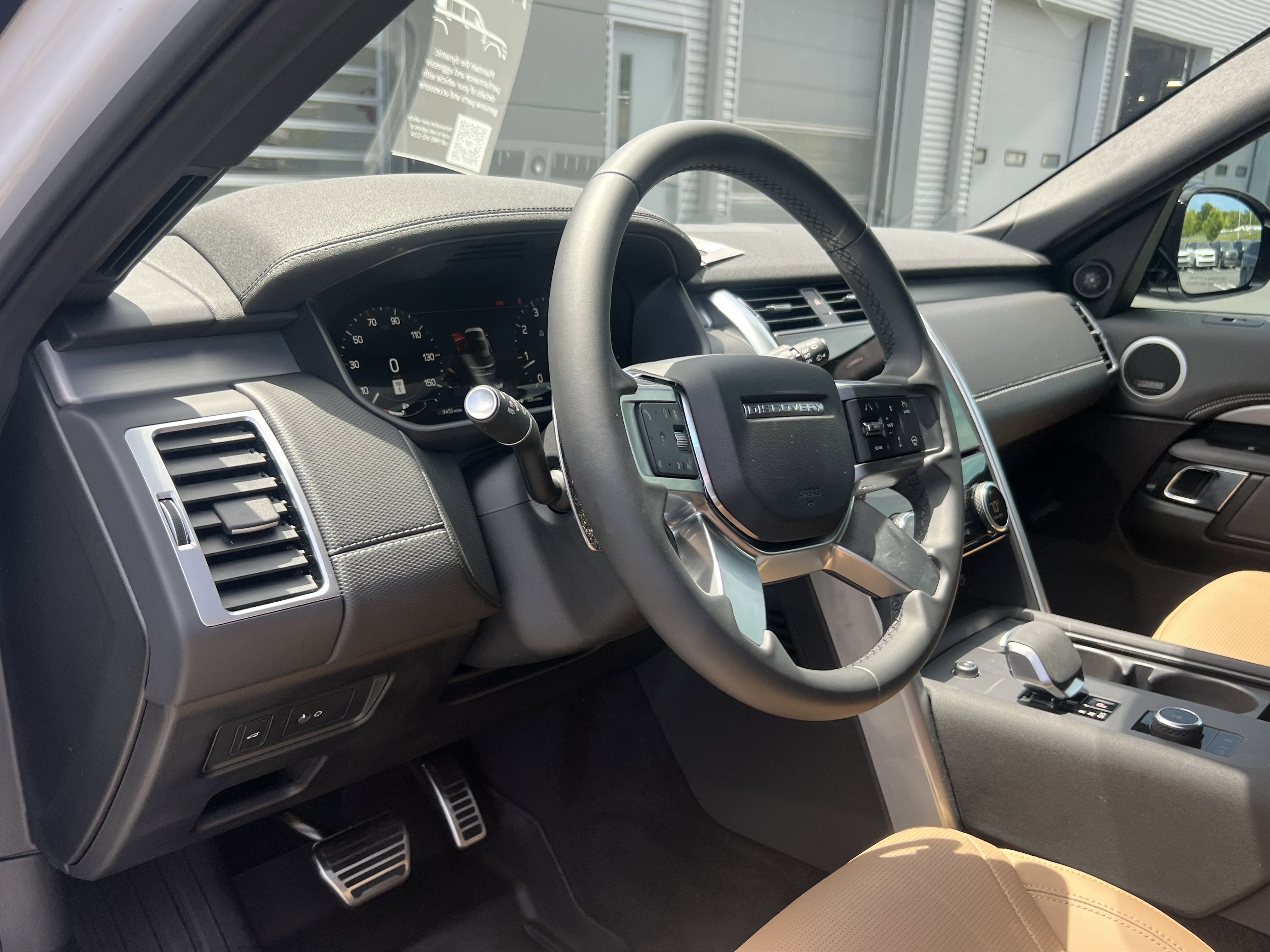 Certified 2025 Land Rover Discovery Dynamic SE AWD/4WD image 20