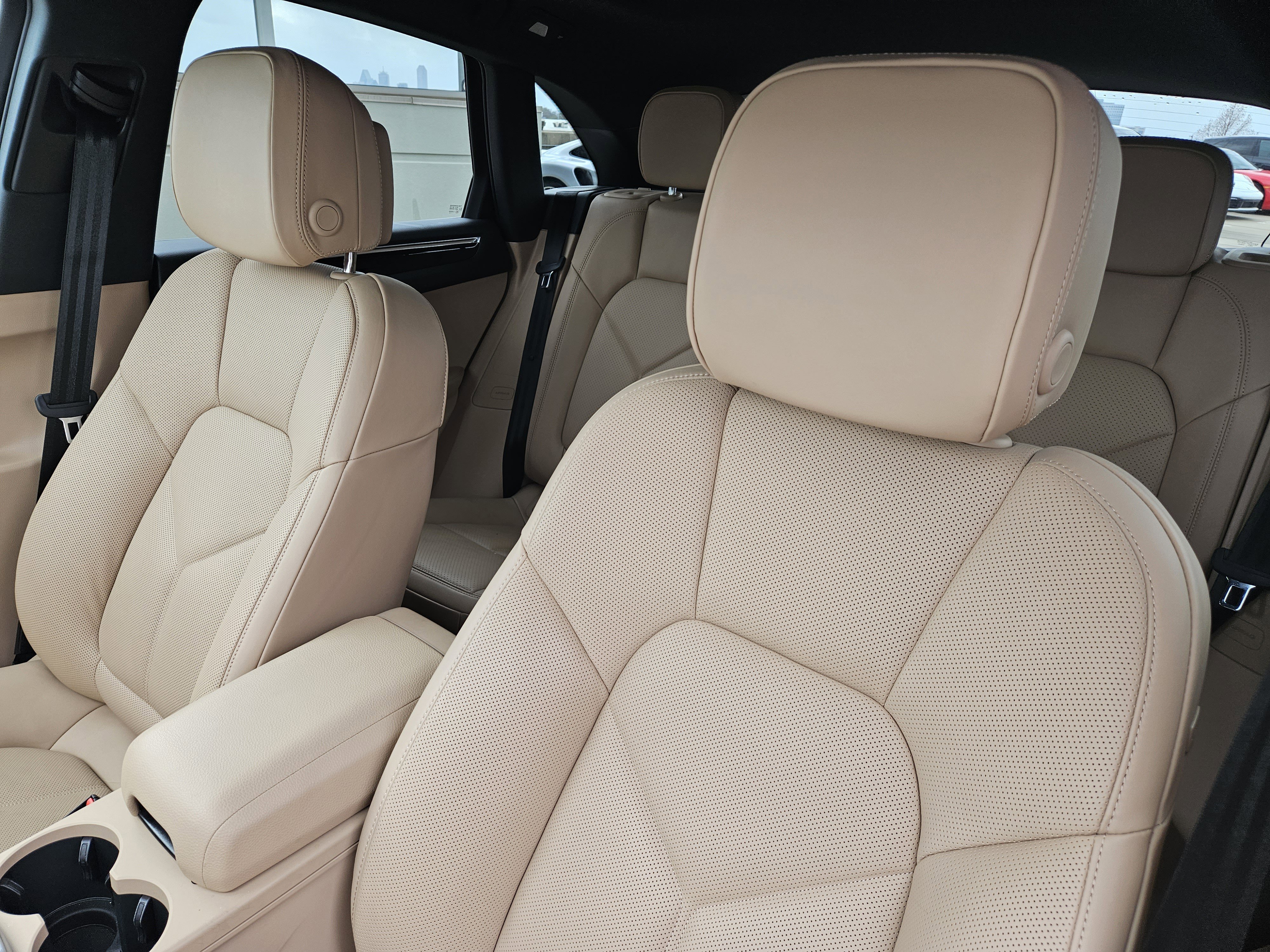 Certified 2025 Porsche Macan image 6