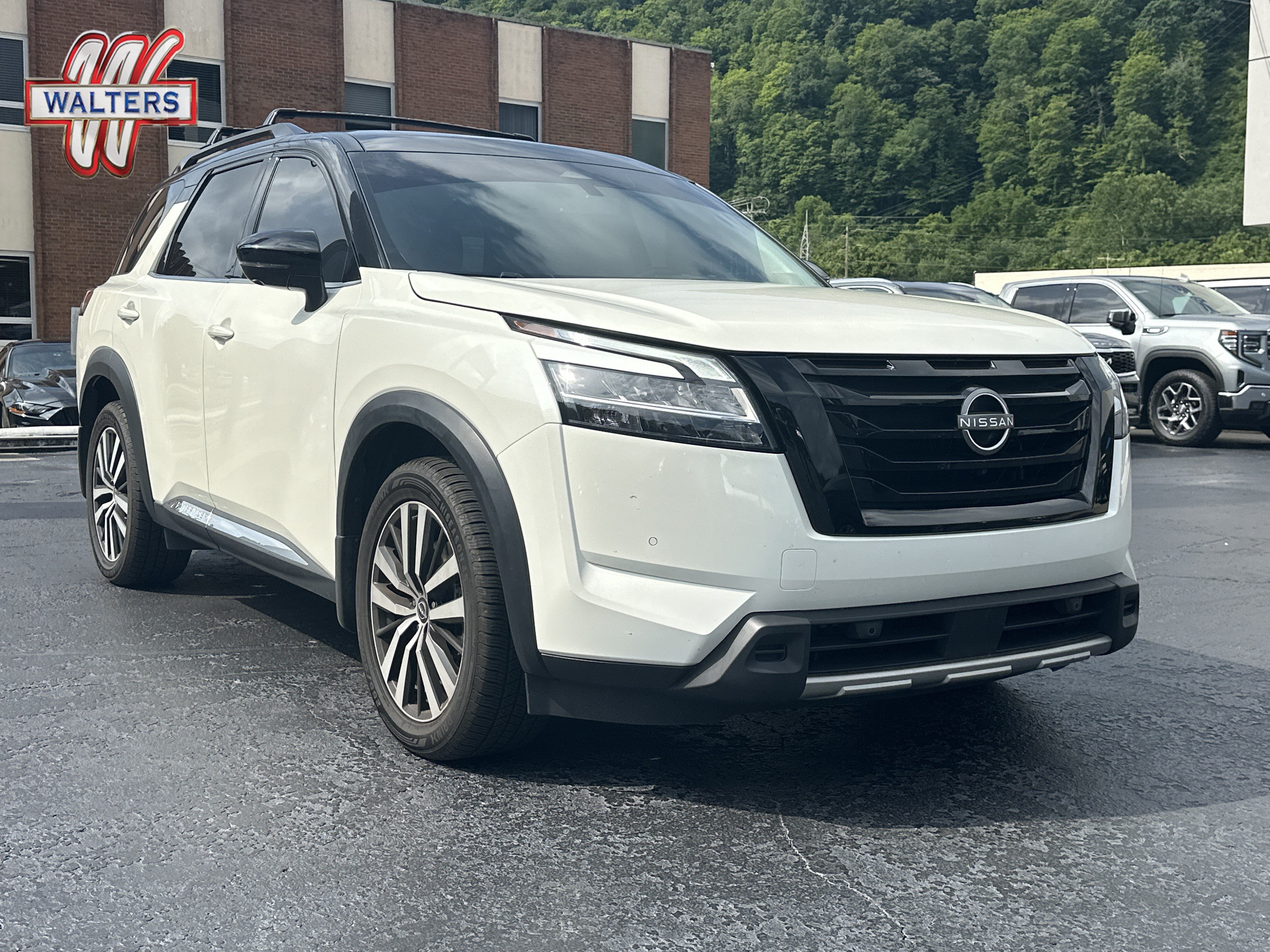 Used 2023 Nissan Pathfinder Platinum AWD/4WD image 1