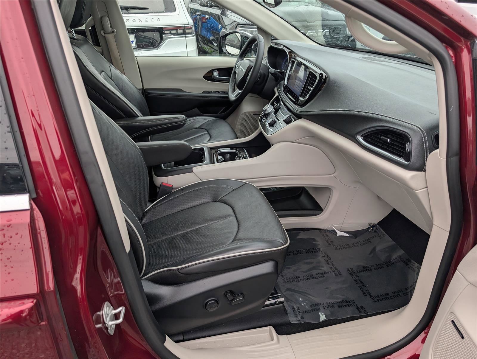 Used 2023 Chrysler Pacifica Limited w/ Uconnect Theater Family Group AWD/4WD image 11