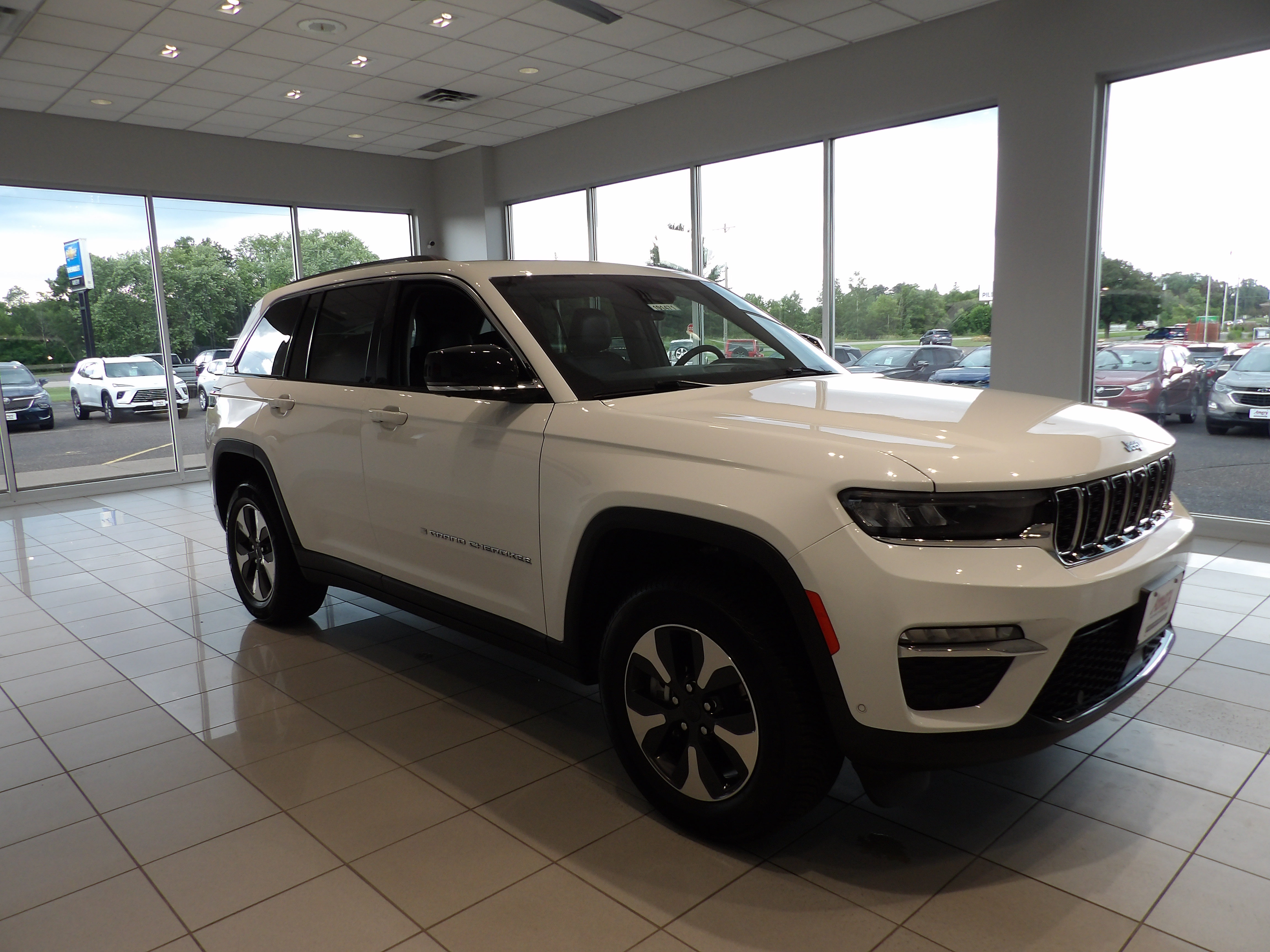 Used 2022 Jeep Grand Cherokee Limited 4xe w/ Luxury Tech Group II AWD/4WD image 3