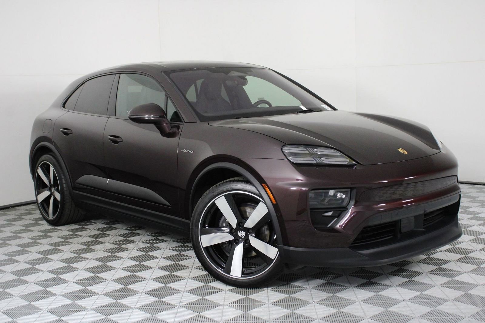 Certified 2025 Porsche Macan Electric RWD image 9