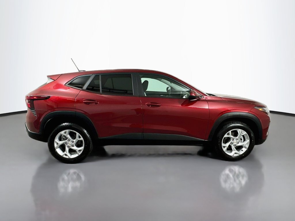 Used 2024 Chevrolet Trax LS w/ LS Convenience Package FWD image 4