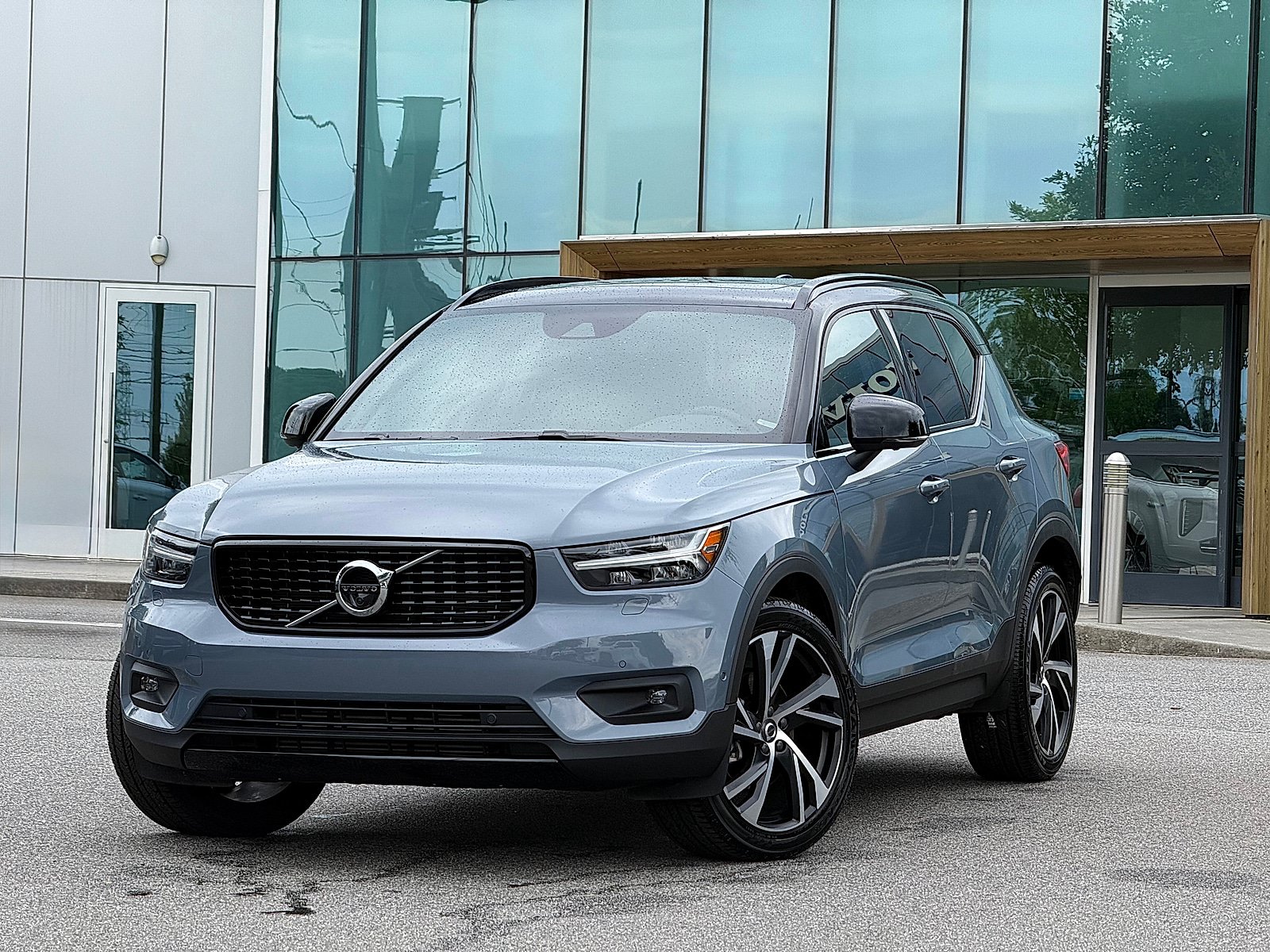 Certified 2022 Volvo XC40 T4 R-Design w/ Advanced Package FWD image 1