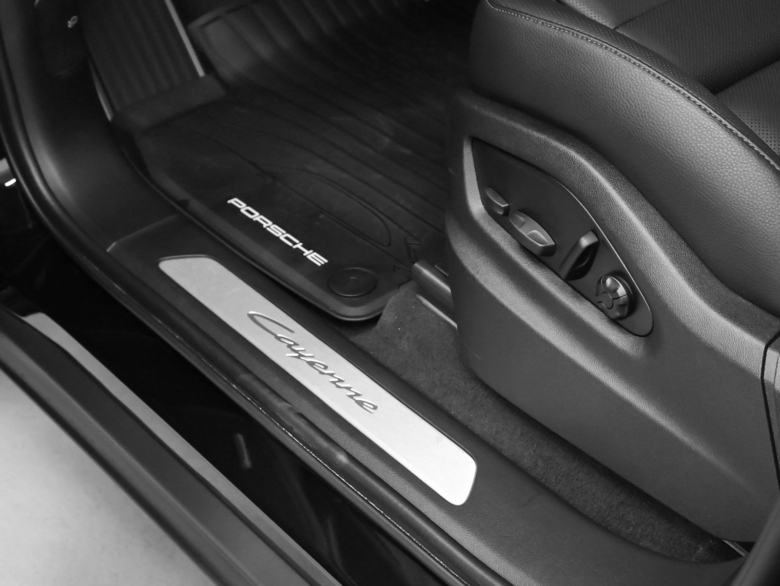 Certified 2025 Porsche Cayenne image 23