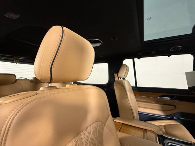 Used 2022 Jeep Grand Wagoneer Series III w/ Rear Seat Video Group 1 AWD/4WD image 55