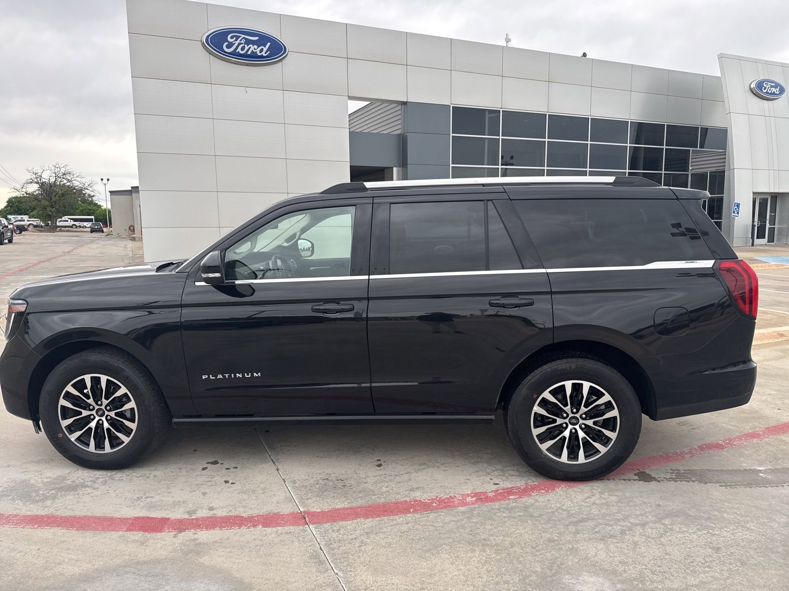 Used 2025 Ford Expedition Platinum image 8