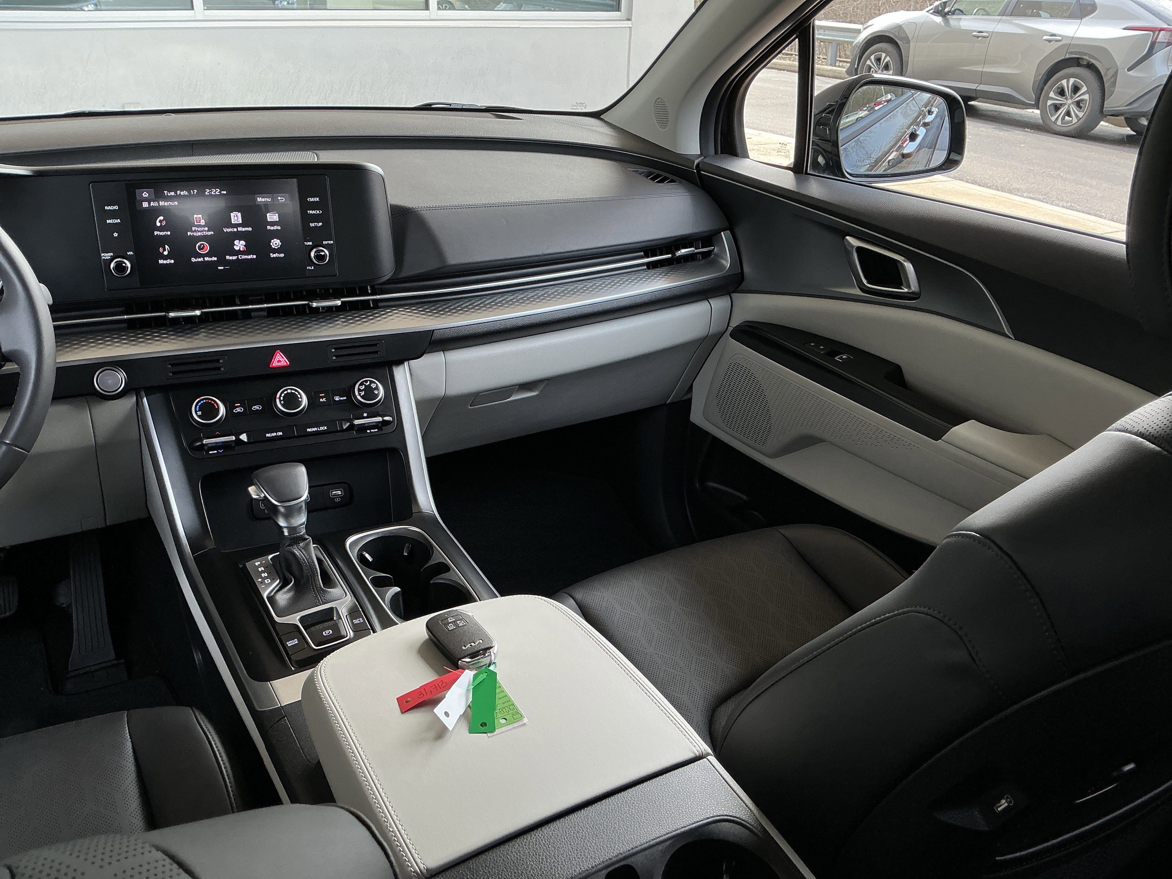 Used 2024 Kia Carnival LX image 16