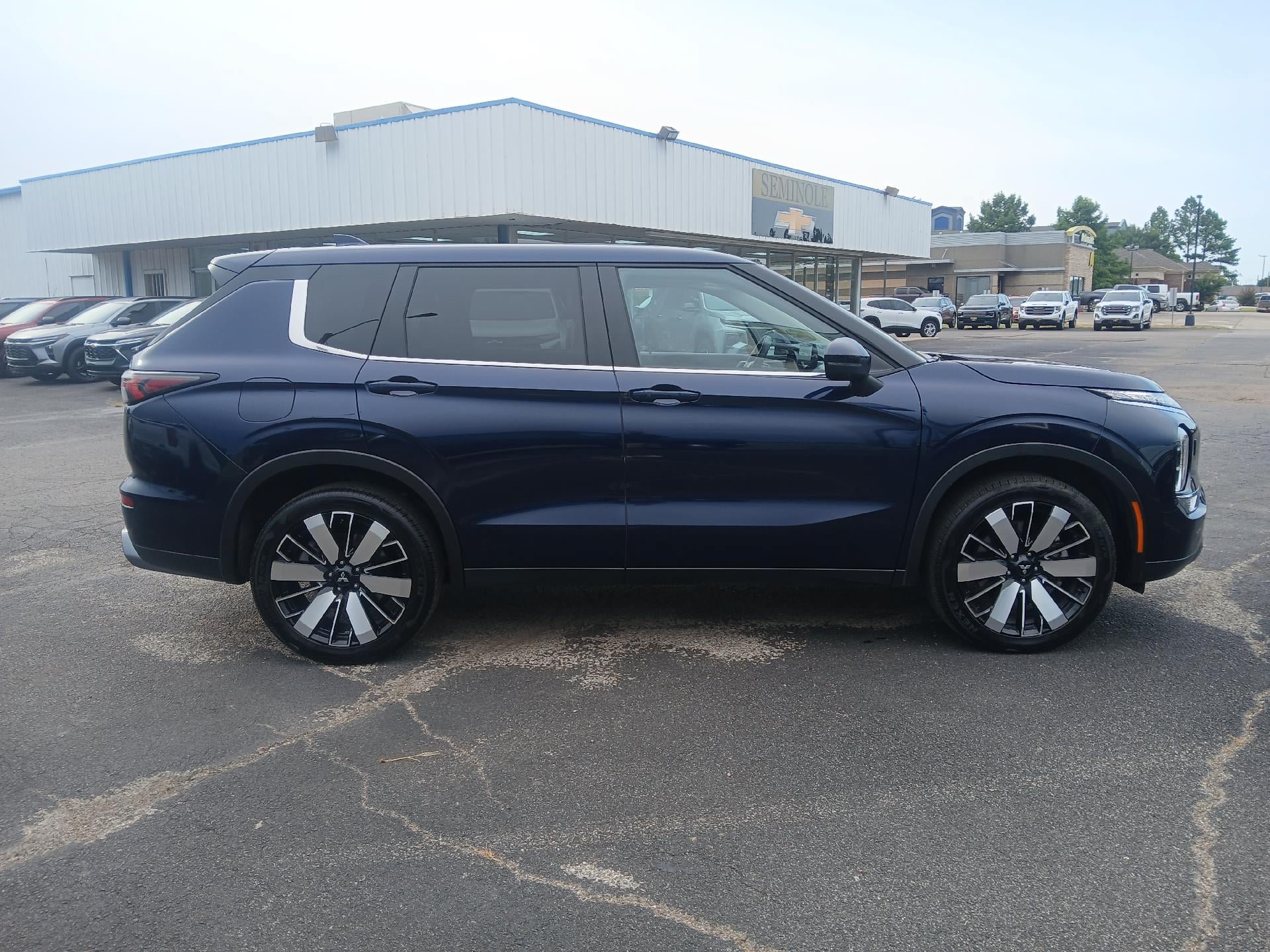 Used 2025 Mitsubishi Outlander SE AWD/4WD image 7