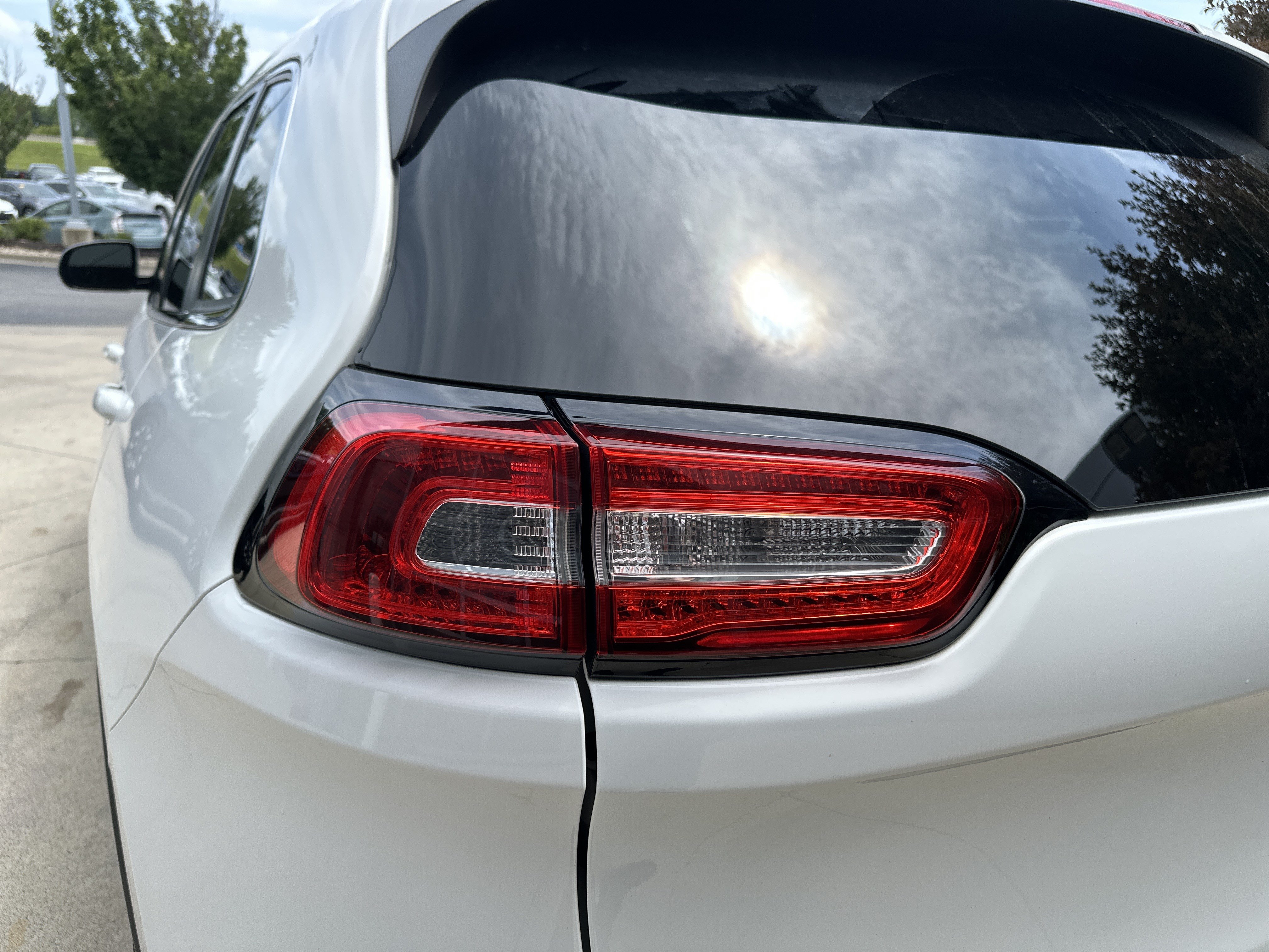 Used 2017 Jeep Cherokee Limited w/ Luxury Group FWD image 11
