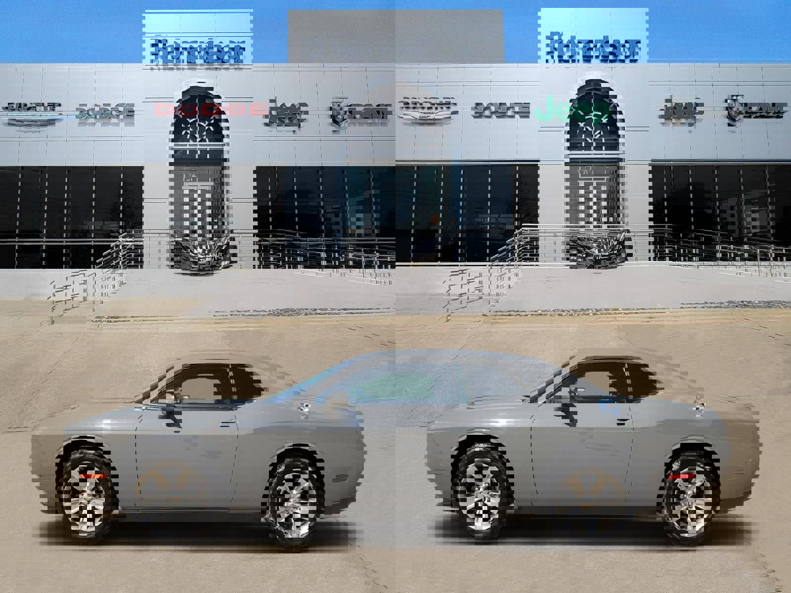 Used 2019 Dodge Challenger SXT image 1