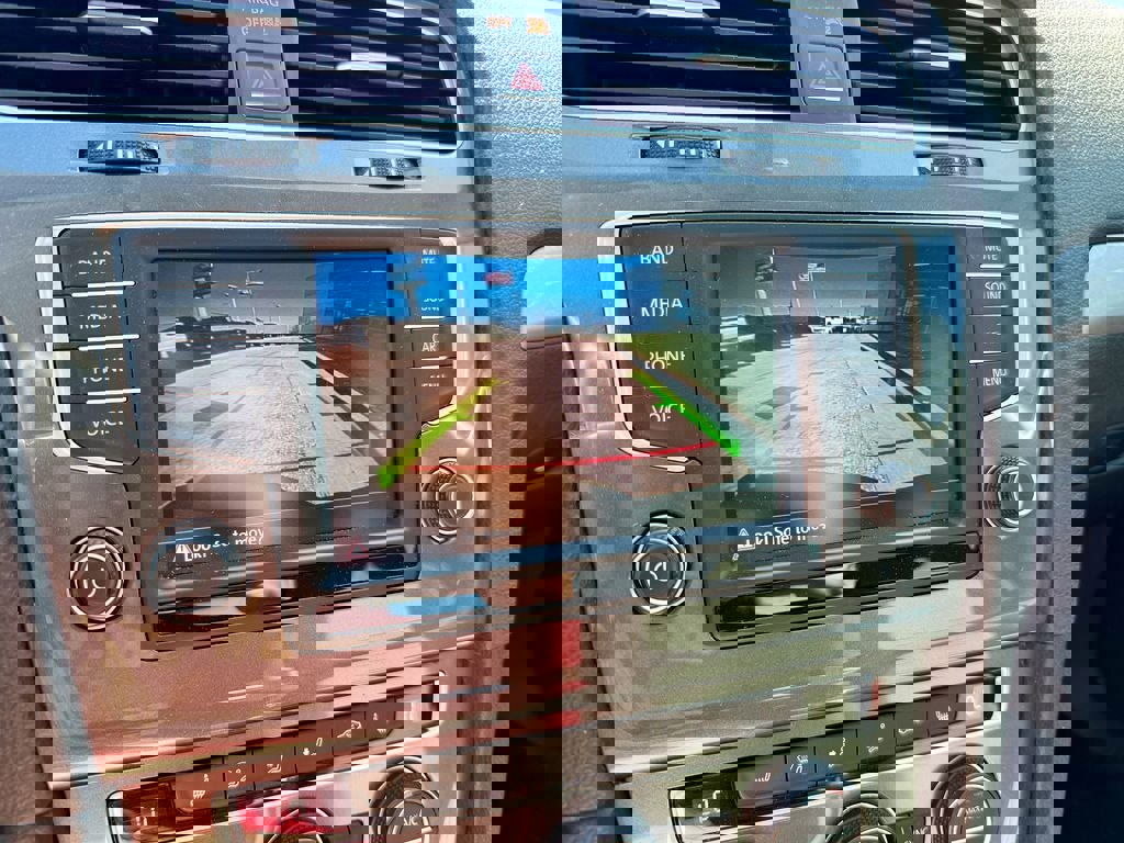 Used 2016 Volkswagen e-Golf SE w/ DC Fast Charging Package FWD image 23